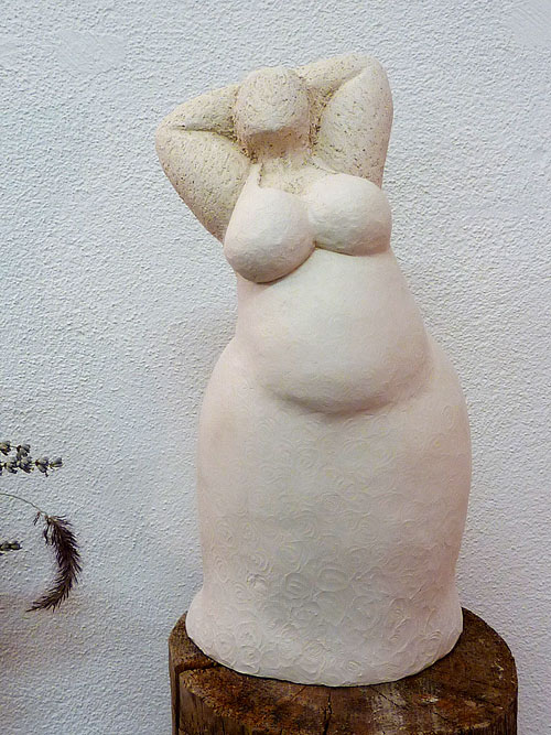 1205
weiss schamottierter ton rohbrand
h: 32cm