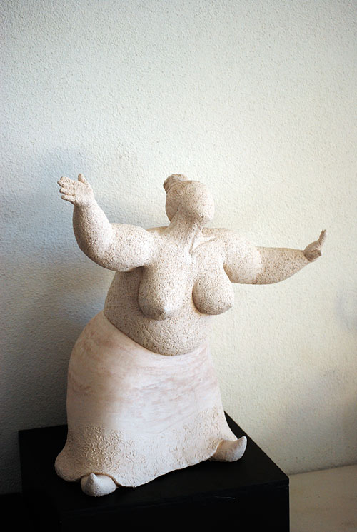 1315
weiss schamottierter ton 
unten kleine ecke ab!