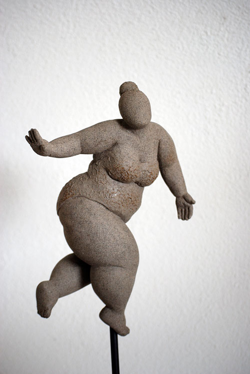 1502
grauer ton hochbrand
h: 40cm inkl. sockel